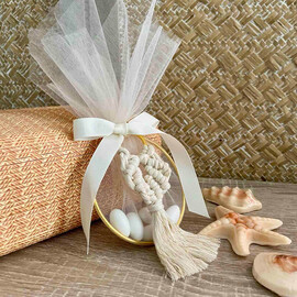 Μπομπονιέρα Γάμου Μακραμέ Μπρελόκ Σε Μεταλλικό Χρυσό Στεφάνι