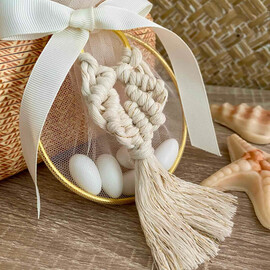 Μπομπονιέρα Γάμου Μακραμέ Μπρελόκ Σε Μεταλλικό Χρυσό Στεφάνι