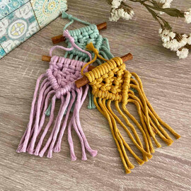 Μπομπονιέρα Μακραμέ Κρεμαστό Διακοσμητικό Τρίγωνο Σε Στικ Κανέλας