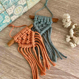 Μπομπονιέρα Μακραμέ Κρεμαστό Διακοσμητικό Τρίγωνο Σε Στικ Κανέλας