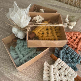 Μπομπονιέρα Μακραμέ Τρίγωνο Σε Στικ Κανέλας Μέσα Σε Κουτάκι