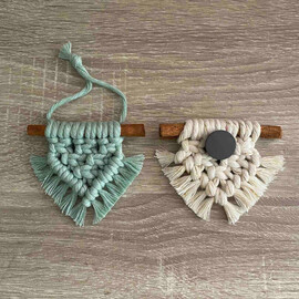 Μπομπονιέρα Μακραμέ Τρίγωνο Σε Στικ Κανέλας Μέσα Σε Κουτάκι