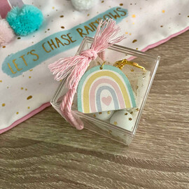 Μπομπονιέρα Βάπτισης Μπρελόκ Ουράνιο Τόξο Σε Κουτάκι