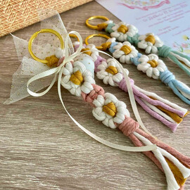 Μπομπονιέρα Βάπτισης Μπρελόκ Μακραμέ Μαργαρίτες