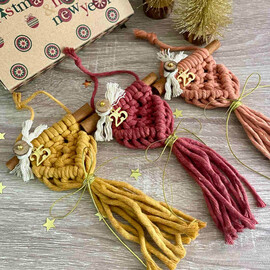 Μακραμέ Γούρι 2025 Σε Στικ Κανέλας