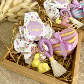 Πασχαλινό Σετ Δώρου Με Scrunchie Μακραμέ Μπρελόκ Και Σαπουνάκια