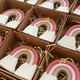 Κέρασμα Γέννας Μπρελόκ Ουράνιο Τόξο Μακραμέ Σε Κουτάκι