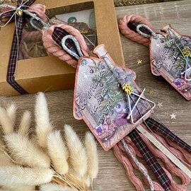 Κρεμαστό Γούρι 2026 Ξύλινο Σπίτι Με Μεταλλικό Τρίγωνο