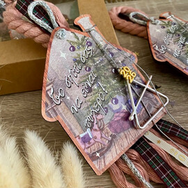 Κρεμαστό Γούρι 2026 Ξύλινο Σπίτι Με Μεταλλικό Τρίγωνο