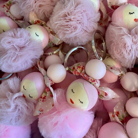 Κέρασμα Γέννας Μπρελόκ Κοριτσάκι Με Πον Πον