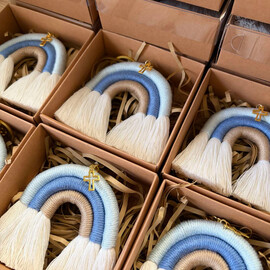 Κέρασμα Γέννας Μπρελόκ Ουράνιο Τόξο Μακραμέ Σε Κουτάκι