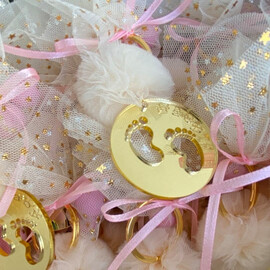 Κέρασμα Γέννας Μπρελόκ Πατουσάκια Plexiglass Με Πον Πον