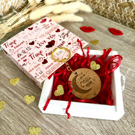 Ξύλινο Μπρελόκ Αγίου Βαλεντίνου “I Love You to the Moon and Back”