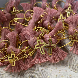 Μαρτυρικά Βάπτισης Παραμάνα με δεμένο νήμα και μεταλλικό χρυσό σταυρουδάκι (blush)