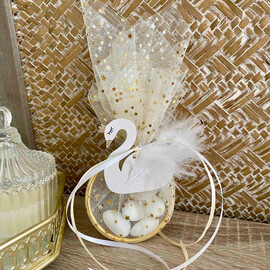 Μπομπονιέρα Βάπτισης Κύκνος Μαγνητάκι Σε Χρυσό Στεφάνι