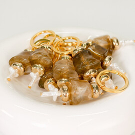 Μαρτυρικό Μπρελόκ Celfie & Co J-4 | Καφέ Ακρυλική Χάντρα, Χρυσή Ροδέλα & Περλέ Σταυρός