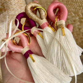 Μπομπονιέρα Βάπτισης Μακραμέ Μπρελόκ Με Μεταλλικό Mονόγραμμα