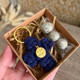 Μπομπονιέρα Βάπτισης Μακραμέ Σταυρός Μπρελόκ Σε Κουτάκι