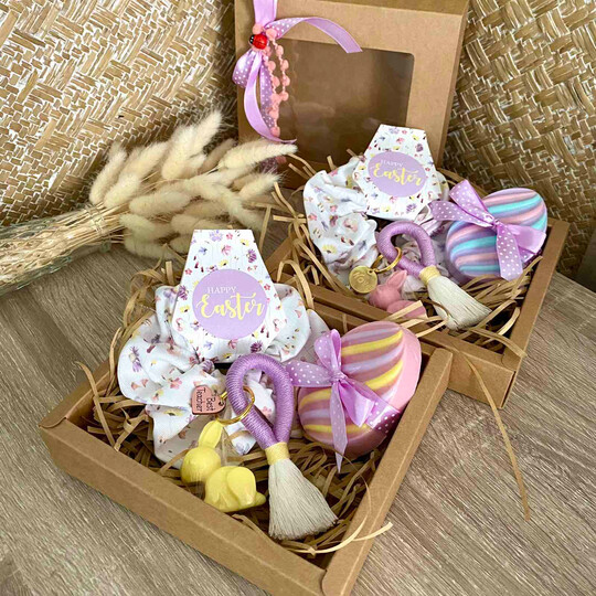 Πασχαλινό Σετ Δώρου Με Scrunchie Μακραμέ Μπρελόκ Και Σαπουνάκια