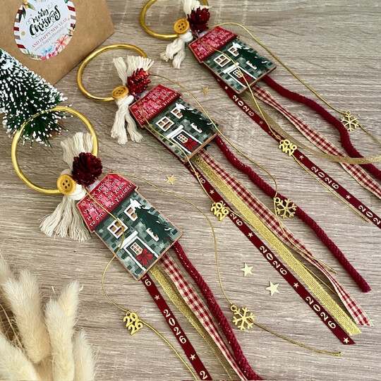 Γούρι 2026 Ξύλινο Σπίτι Με Ευχές Σε Χρυσό Στεφανάκι Γούρι 2026 Ξύλινο Σπίτι Με Ευχές Σε Χρυσό Στεφανάκι