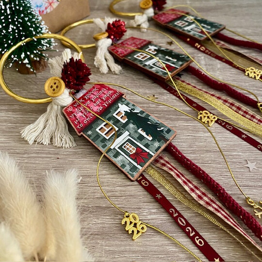 Γούρι 2026 Ξύλινο Σπίτι Με Ευχές Σε Χρυσό Στεφανάκι Γούρι 2026 Ξύλινο Σπίτι Με Ευχές Σε Χρυσό Στεφανάκι