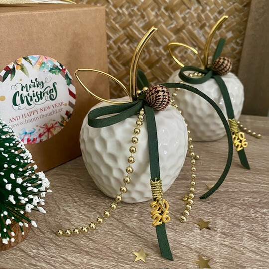 Γούρι 2026 Λευκό Πορσελάνινο Διακοσμητικό Μήλο Γούρι 2026 Λευκό Πορσελάνινο Διακοσμητικό Μήλο