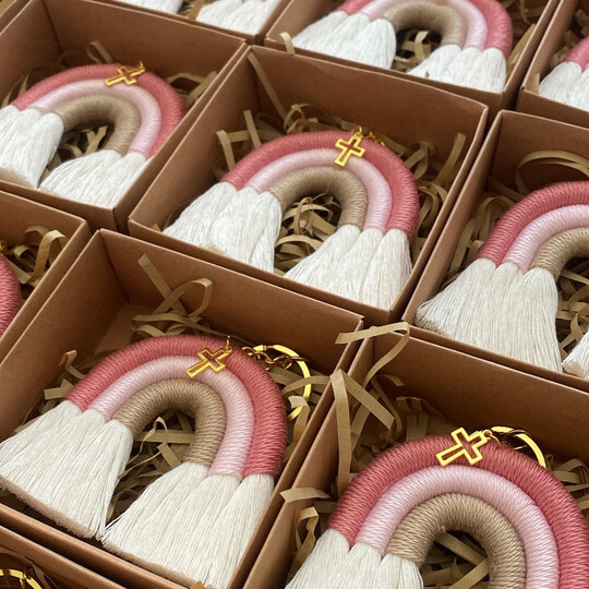 Κέρασμα Γέννας Μπρελόκ Ουράνιο Τόξο Μακραμέ Σε Κουτάκι