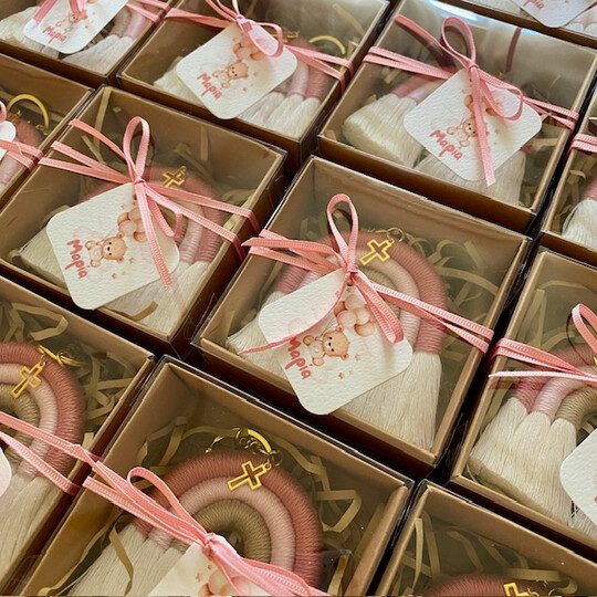 Κέρασμα Γέννας Μπρελόκ Ουράνιο Τόξο Μακραμέ Σε Κουτάκι