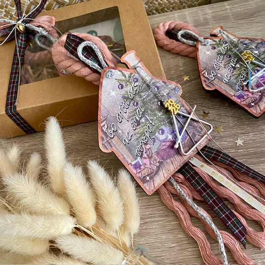 Κρεμαστό Γούρι 2026 Ξύλινο Σπίτι Με Μεταλλικό Τρίγωνο Κρεμαστό Γούρι 2026 Ξύλινο Σπίτι Με Μεταλλικό Τρίγωνο