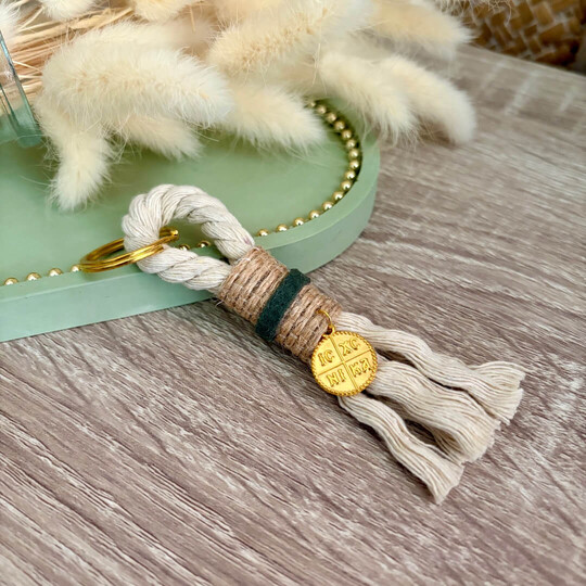 Boho Μαρτυρικά Βάπτισης – Μπρελόκ με Εκρού Κορδόνι & Αγιοκωνσταντινάτο