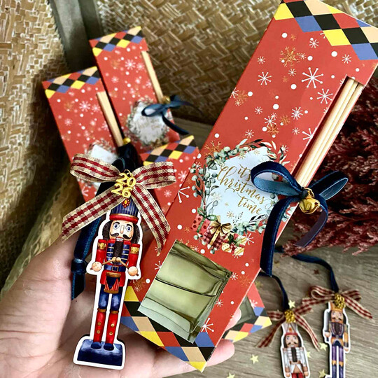 Γούρι 2026 Αρωματικό Χώρου Με Ξύλινο Καρυοθραύστη