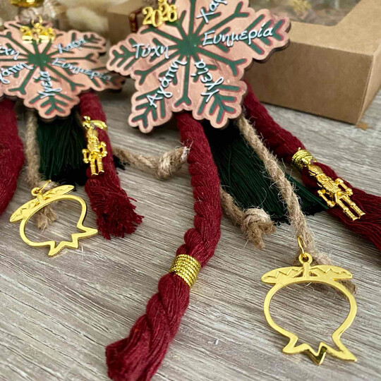 Γούρι 2026  Ξύλινη Χιονονιφάδα Με Ευχές