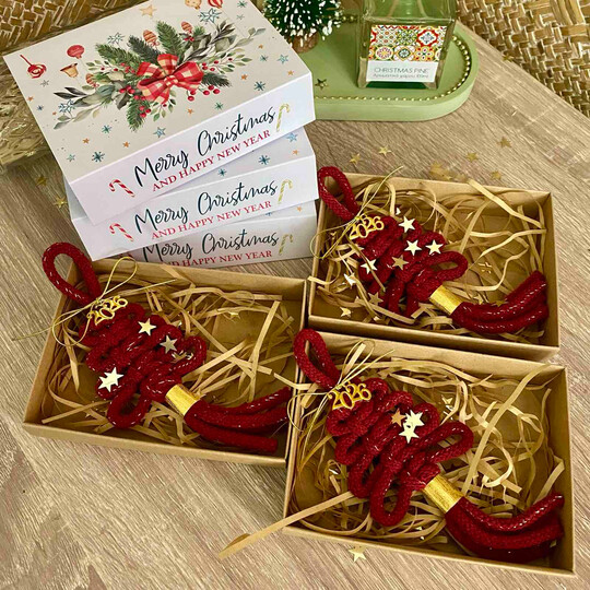 Χειροποίητο Γούρι Μακραμέ 2026 Χριστουγεννιάτικο Δέντρο Έλατο Golden Wine Red