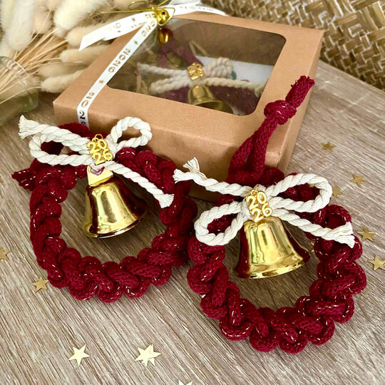 Χειροποίητο Γούρι Μακραμέ 2026 Στεφανάκι Golden Wine Red Με Καμπανούλα