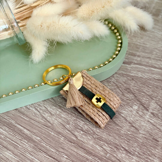 Χειροποίητο Μαρτυρικό Βάπτισης – Μπρελόκ με Σταυρουδάκι & Μπεζ Φούντα