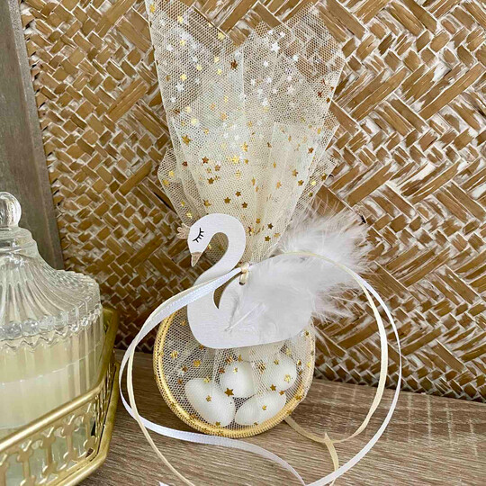 Μπομπονιέρα Βάπτισης Κύκνος Μαγνητάκι Σε Χρυσό Στεφάνι