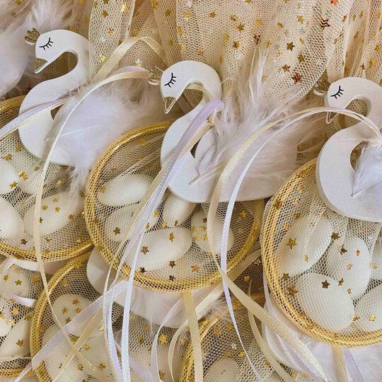 Μπομπονιέρα Βάπτισης Κύκνος Μαγνητάκι Σε Χρυσό Στεφάνι