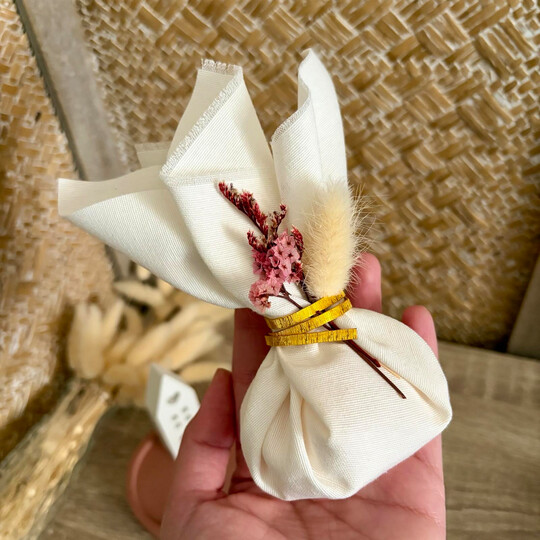 Μπομπονιέρα Γάμου Εκρού Μαντήλι Με Αποξηραμένα HT0283