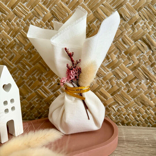 Μπομπονιέρα Γάμου Εκρού Μαντήλι Με Αποξηραμένα HT0283