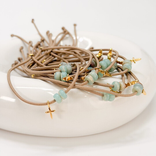 Μαρτυρικό Βραχιόλι Celfie & Co M-46 | Μπεζ Κορδόνι, Δίχρωμες Βεραμάν Χάντρες & Επιχρυσωμένος Σταυρός