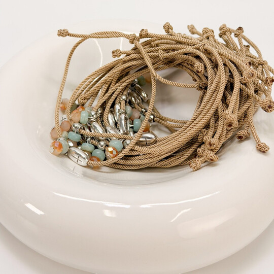 Μαρτυρικό Βραχιόλι Celfie & Co M-49 | Μπεζ Κορδόνι, Βεραμάν Χάντρα & Ασημί Σταυρός