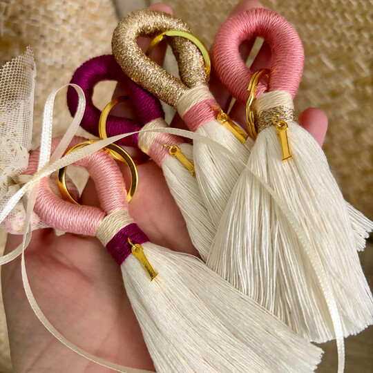 Μπομπονιέρα Βάπτισης Μακραμέ Μπρελόκ Με Μεταλλικό Mονόγραμμα