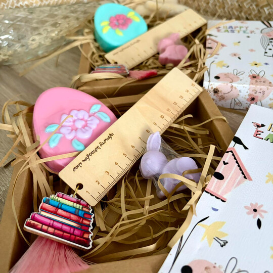 Πασχαλινό Σετ Δώρου Για Δασκάλα Ξύλινος Σελιδοδείκτης Και Σαπουνάκια